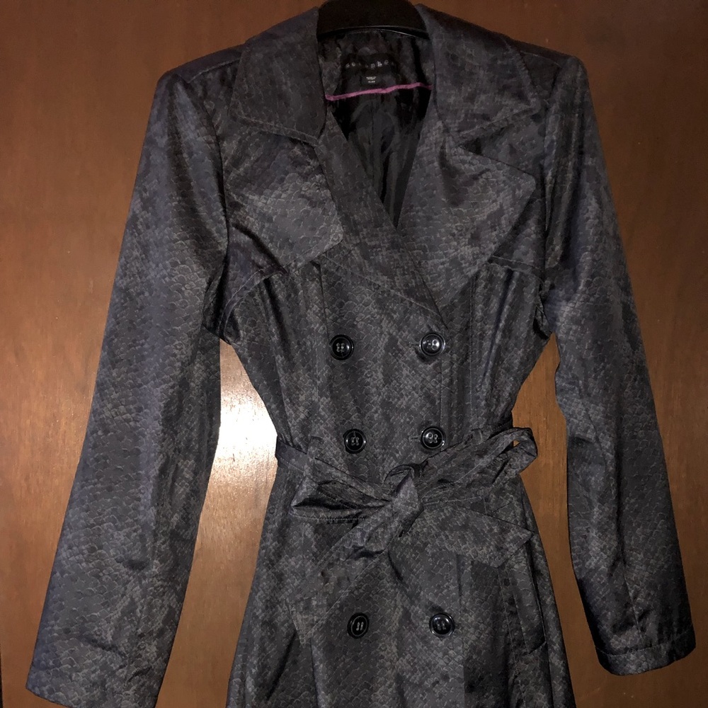 Metaphor rain coat, knee length very light and comfortable.